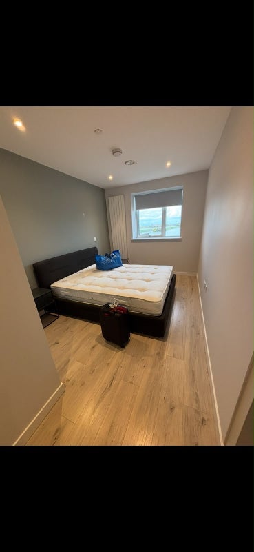 Room Wickford Way in Greater London