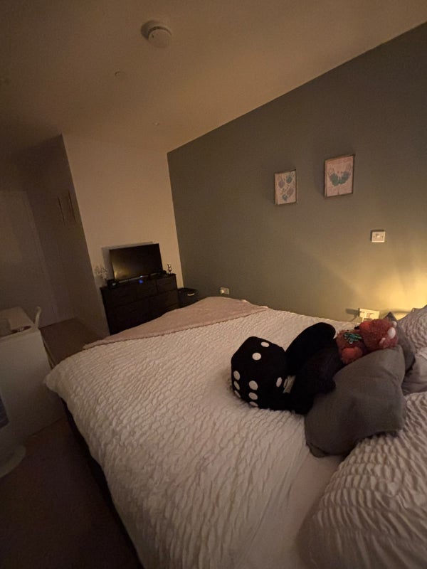 Room Wickford Way in Greater London