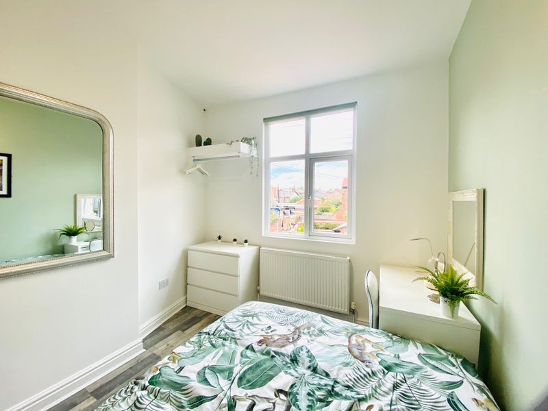 Room St Annes Road in Manchester