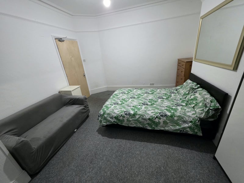 Room Naylor Road in Greater London
