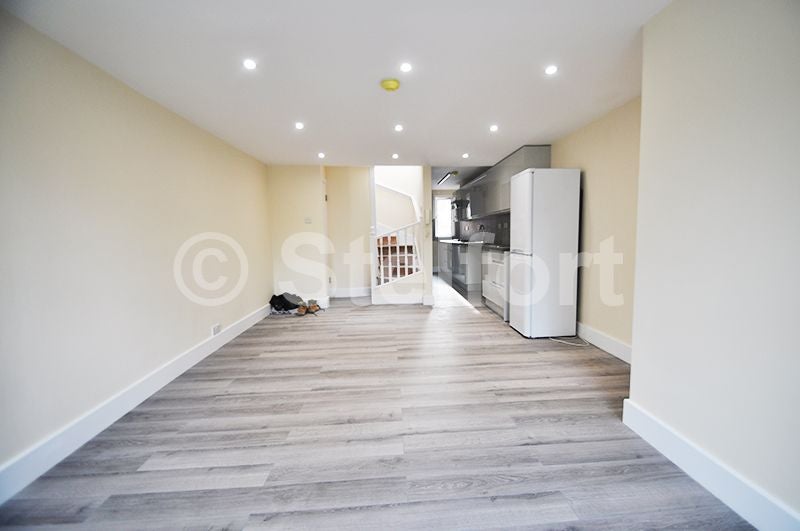Flat Lordship Road in Greater London