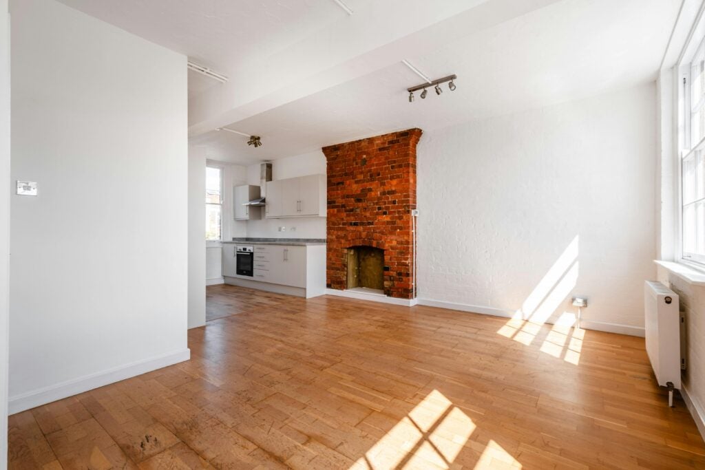 Flat Sclater Street in Greater London