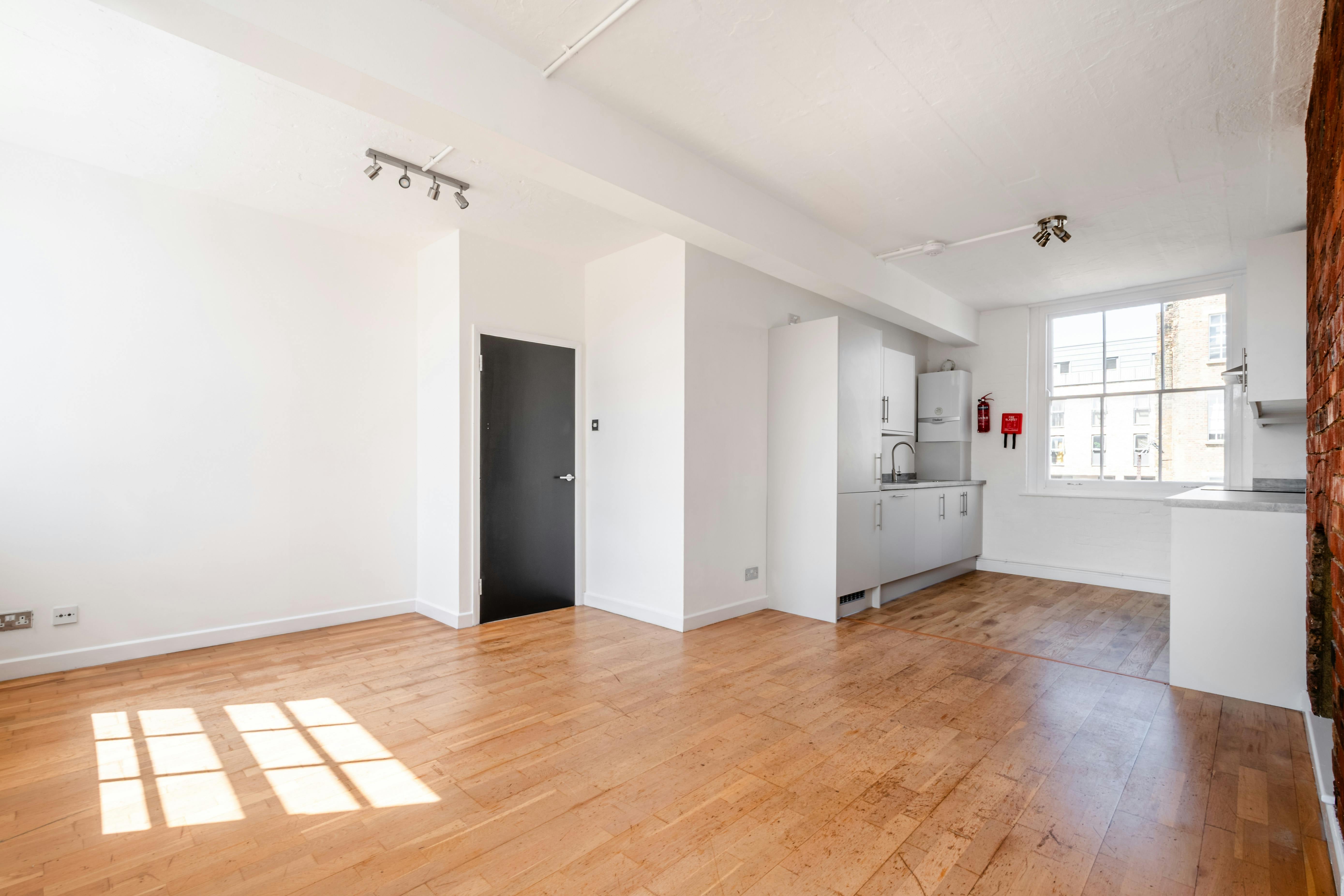 Flat Sclater Street in Greater London