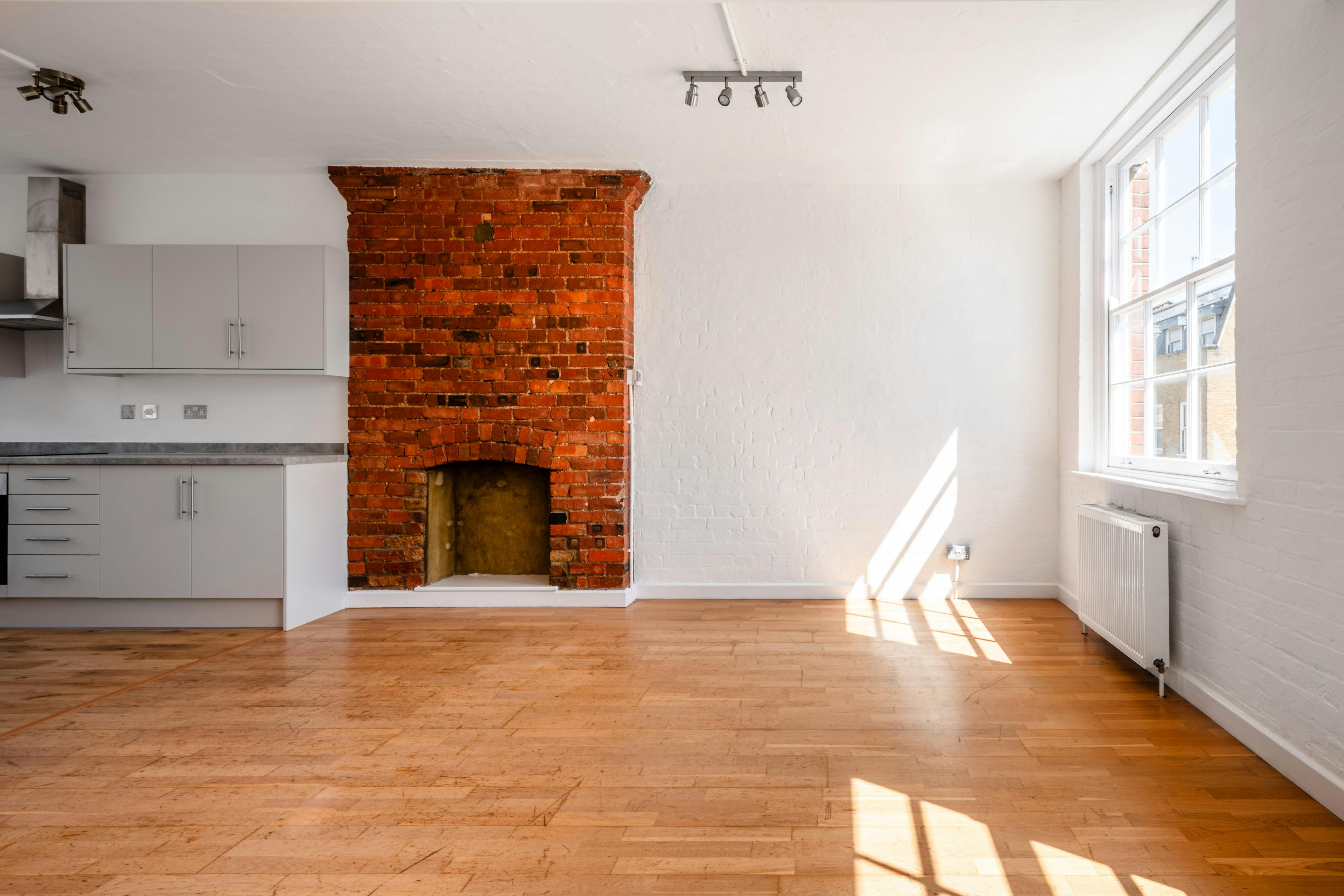 Flat Sclater Street in Greater London