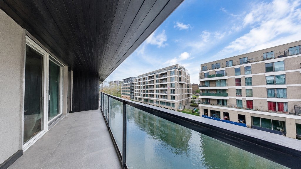 Flat Orsman Road in Greater London