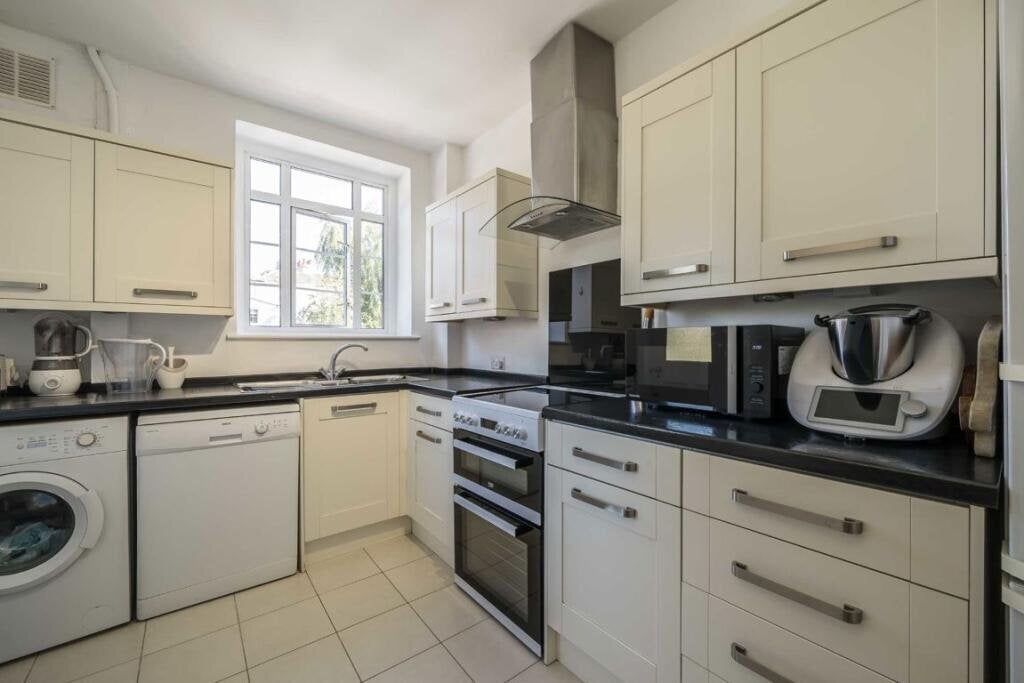 Flat Heathfield Terrace in Greater London