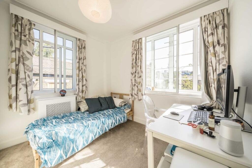 Flat Heathfield Terrace in Greater London