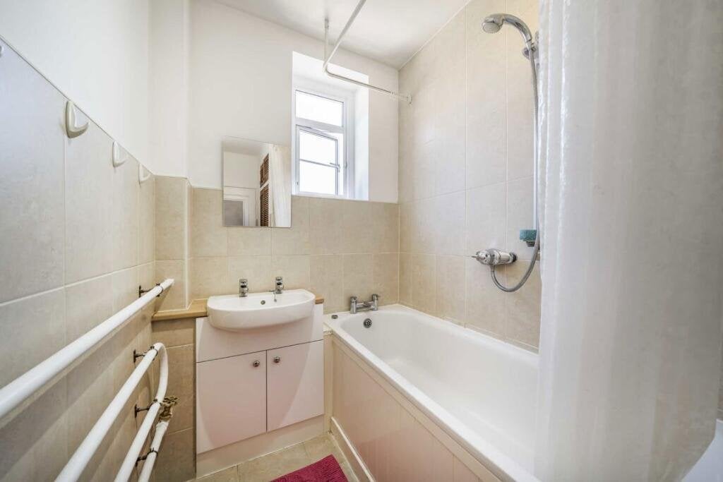 Flat Heathfield Terrace in Greater London
