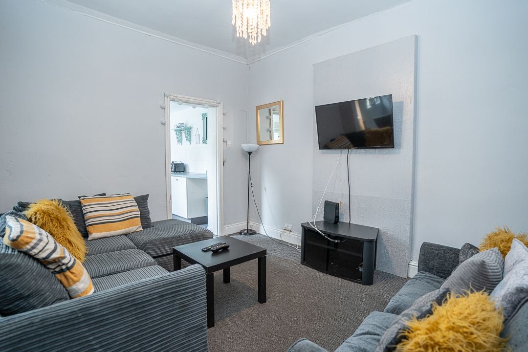Room Brookdale Road in Liverpool