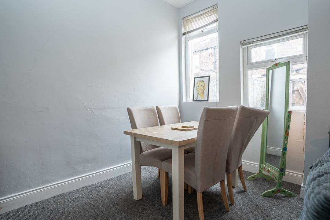 Room Brookdale Road in Liverpool