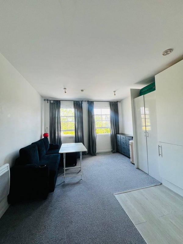 Flat Upper Richmond Road West in Greater London