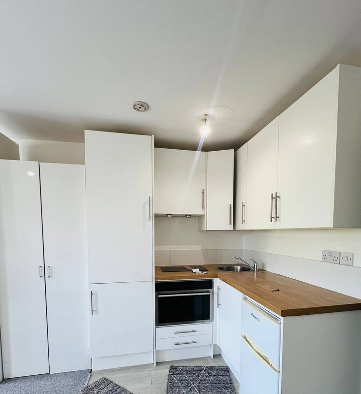 Flat Upper Richmond Road West in Greater London