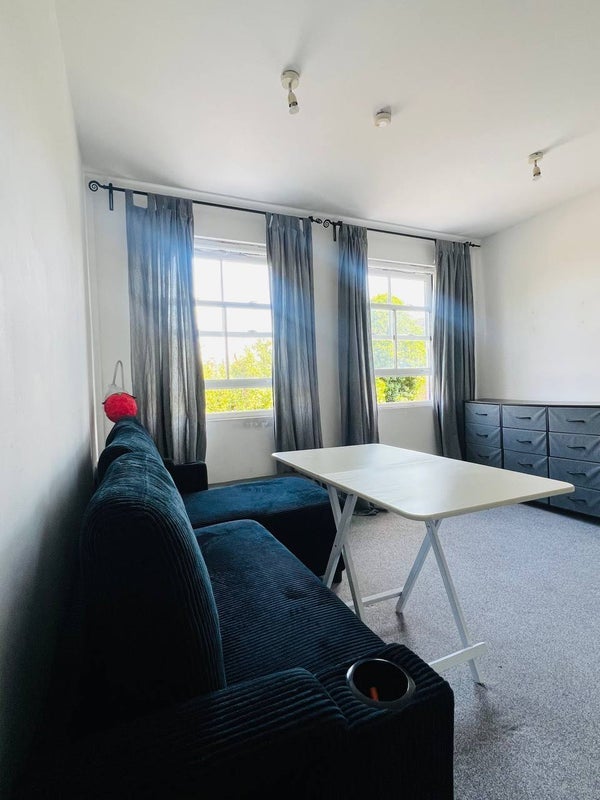 Flat Upper Richmond Road West in Greater London