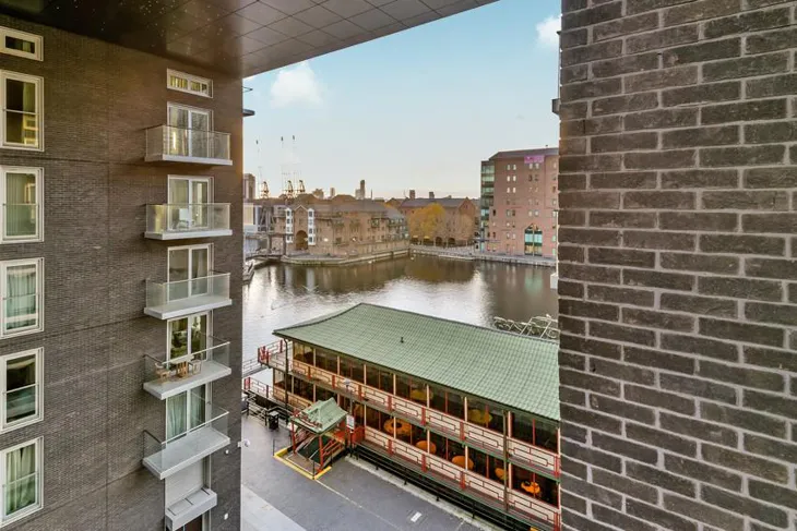 Flat Alexia Square in Greater London