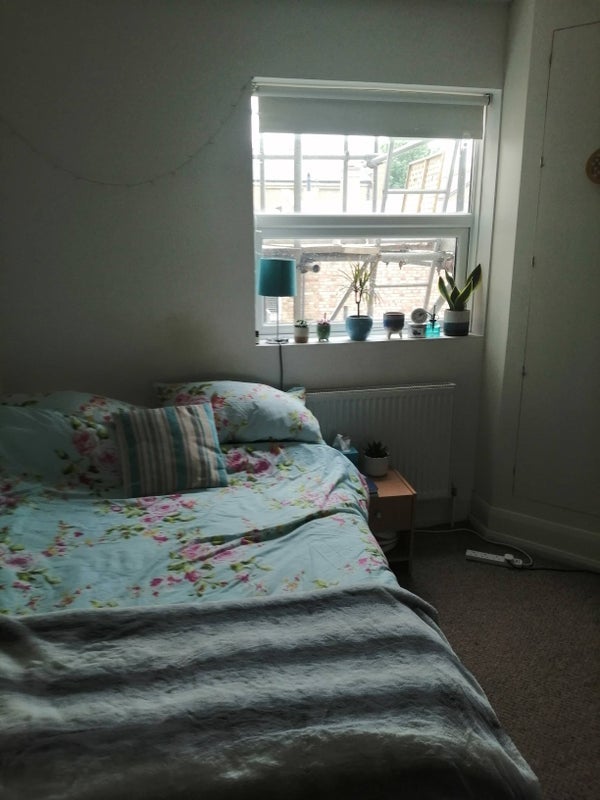 Room Clapham Road in Greater London
