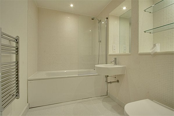 Flat Prestons Road in Greater London