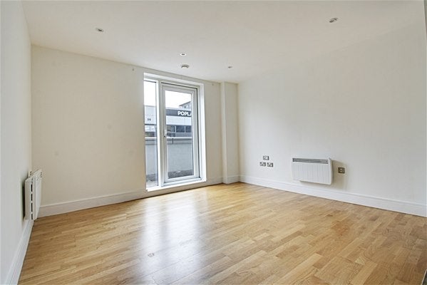 Flat Prestons Road in Greater London