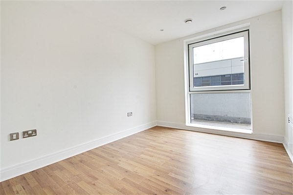Flat Prestons Road in Greater London