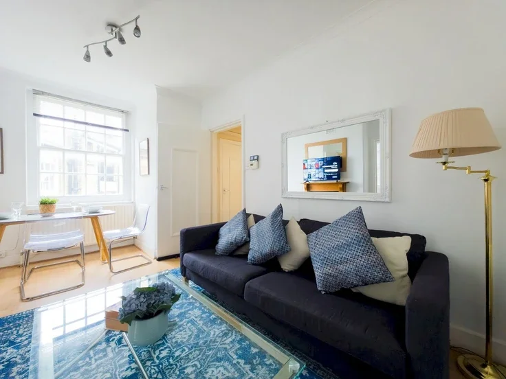 Flat Cressy Place in Greater London