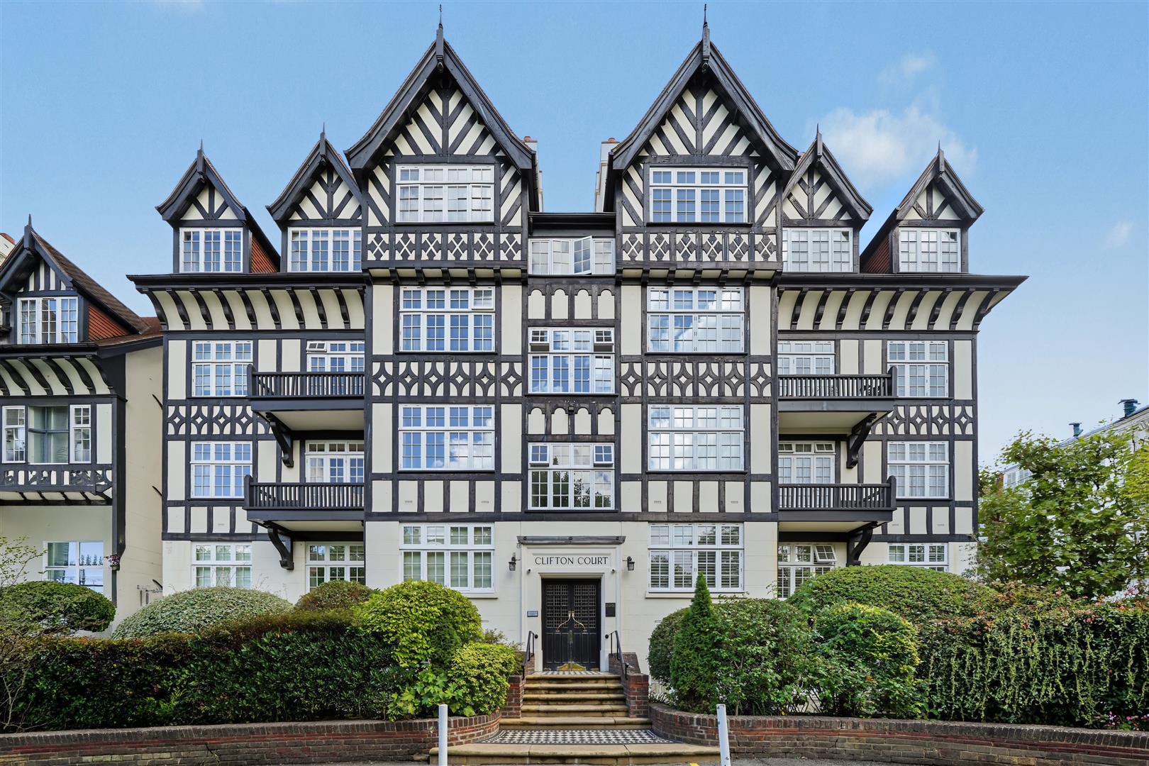 Flat Clifton Court in London