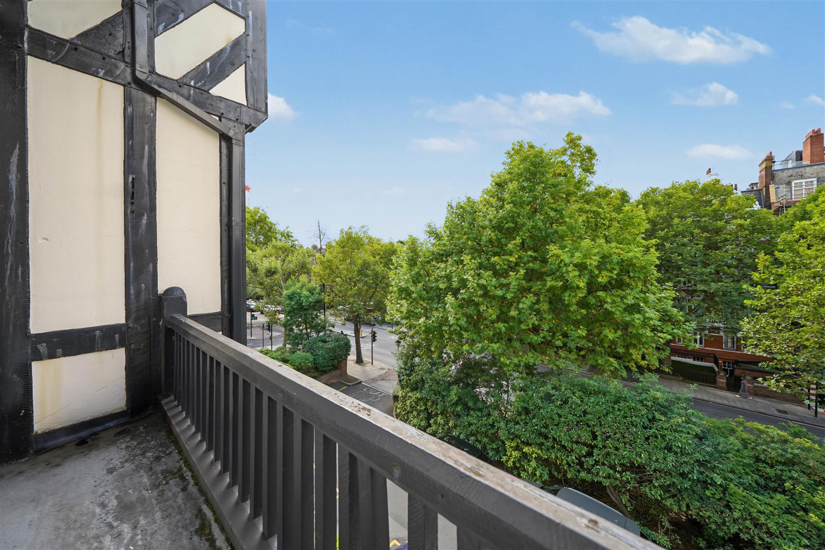 Flat Clifton Court in London