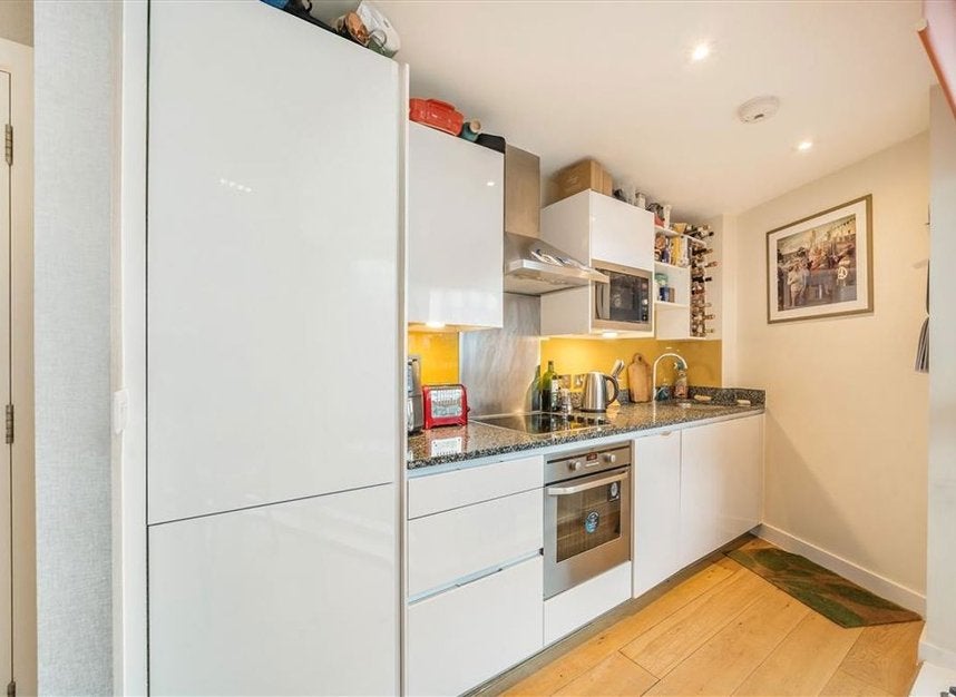 Flat Banning Street in Greater London