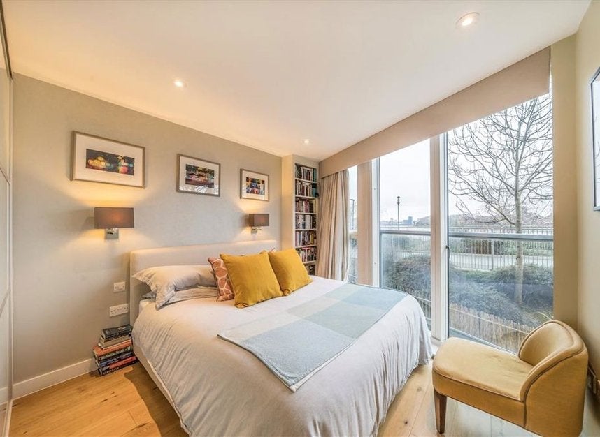 Flat Banning Street in Greater London
