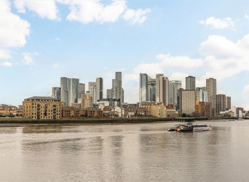 Flat Banning Street in Greater London