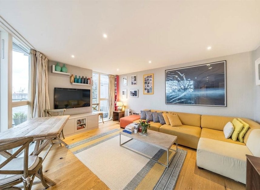 Flat Banning Street in Greater London
