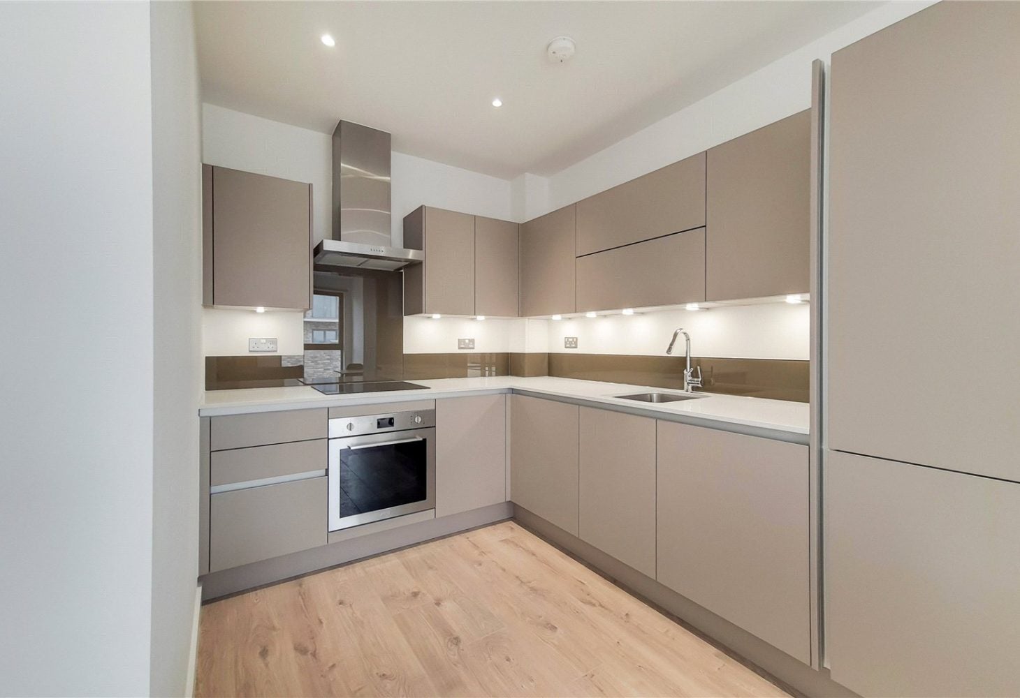 Flat Atlantis Avenue in Greater London