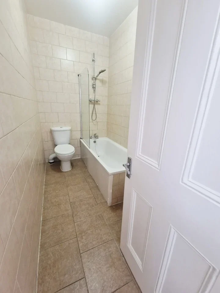 Flat Amesbury Avenue in Greater London