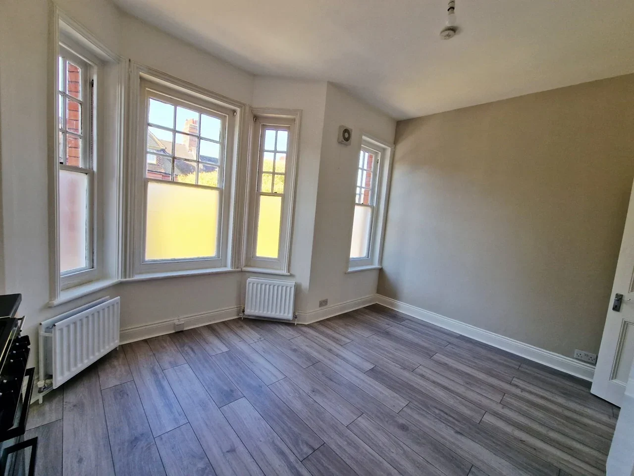 Flat Amesbury Avenue in Greater London