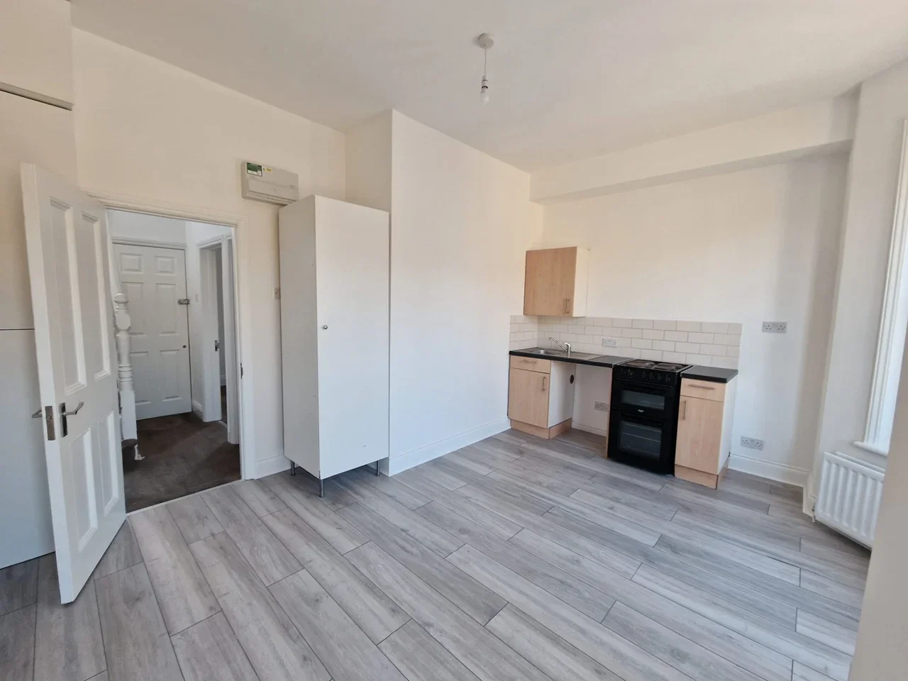 Flat Amesbury Avenue in Greater London
