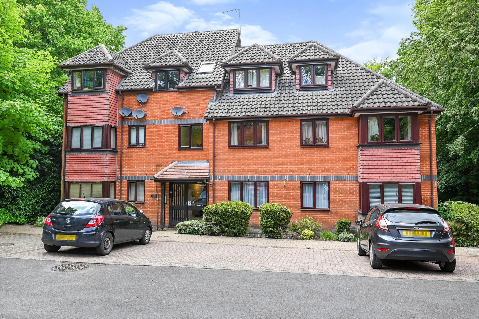 Flat Crowthorne Road in Bracknell