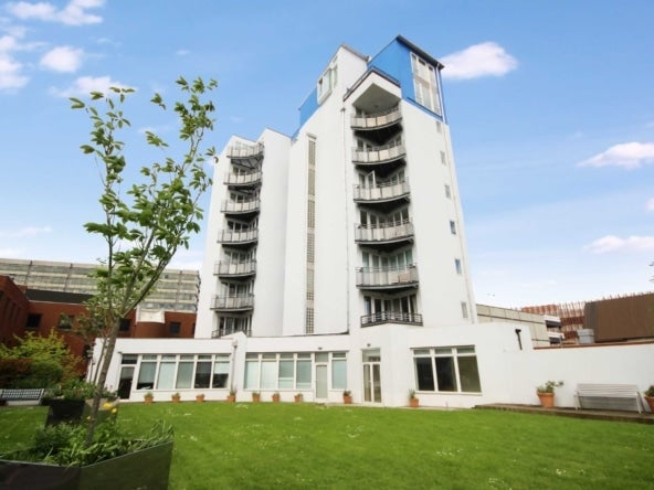 Flat Gordon Gardens in Swindon