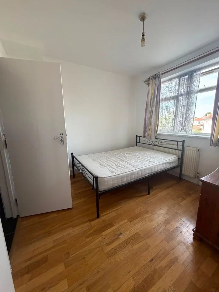 Flat Derley Road in Greater London