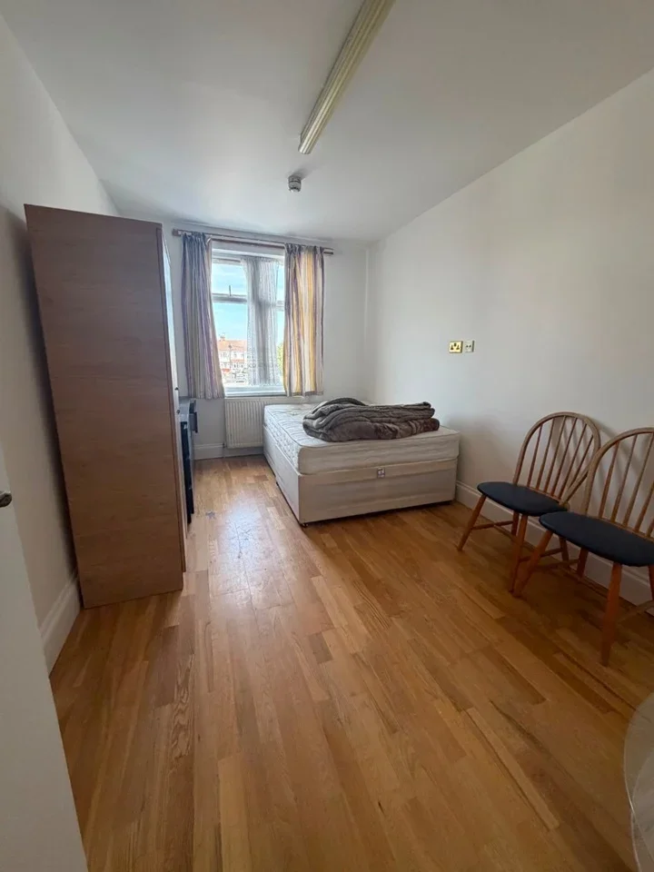 Flat Derley Road in Greater London