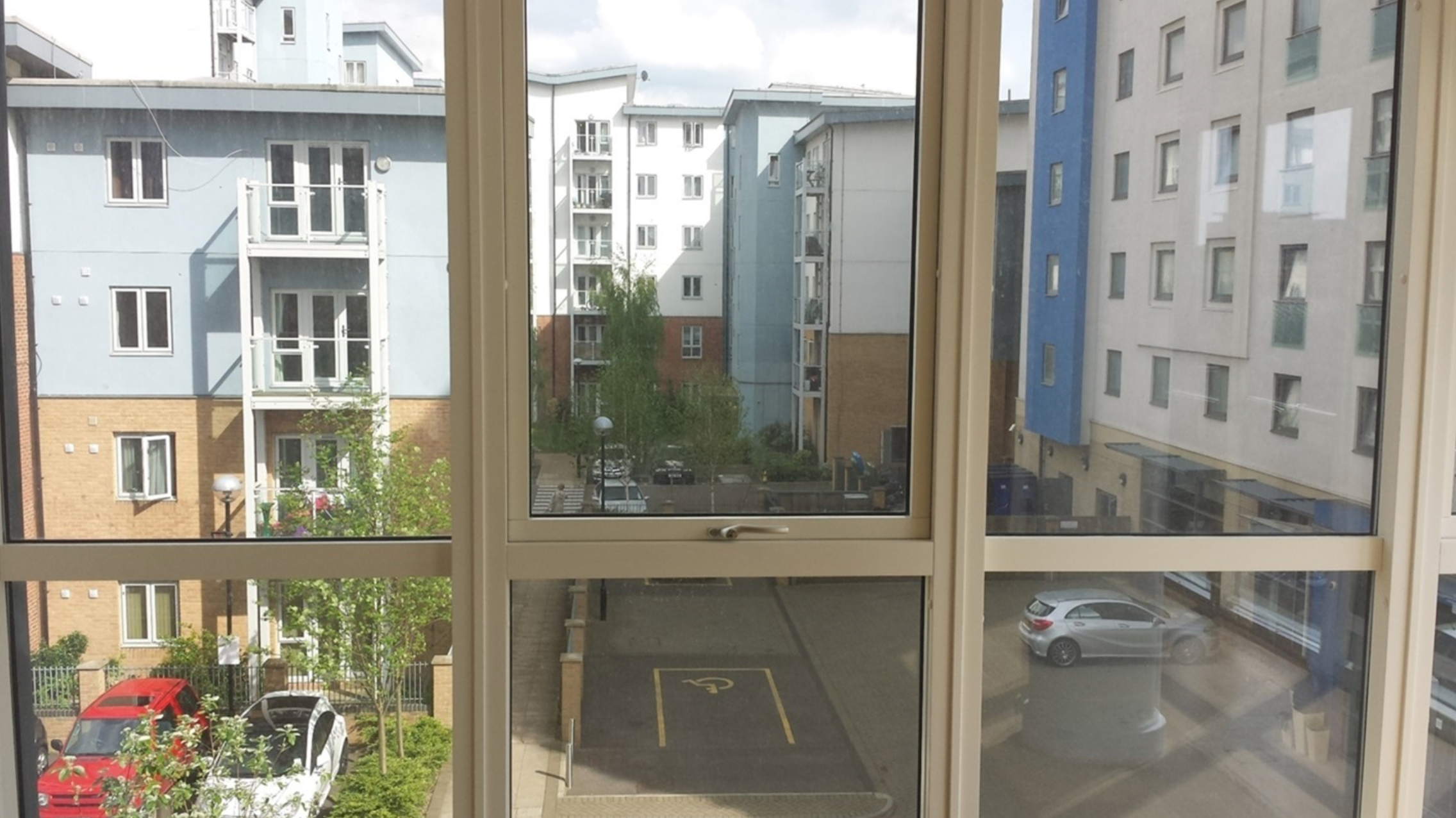 Flat Railway Terrace in Slough