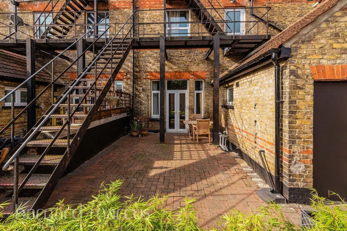 Flat Manor Road in Greater London
