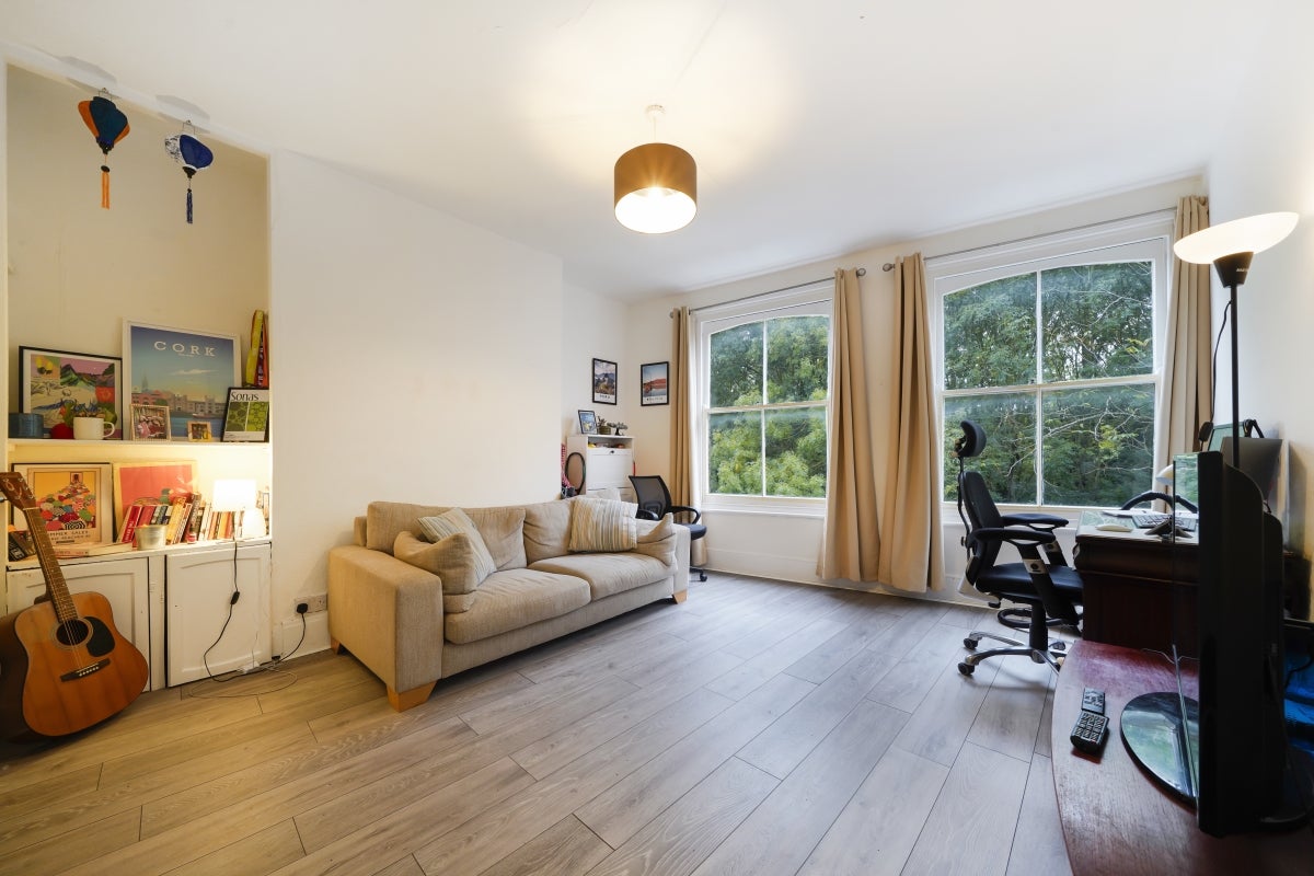 Flat Hazellville Road in Greater London