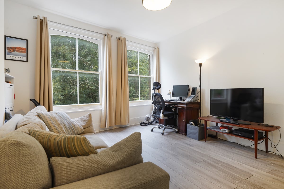Flat Hazellville Road in Greater London