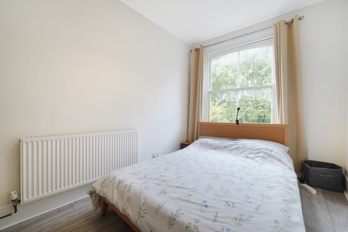 Flat Hazellville Road in Greater London