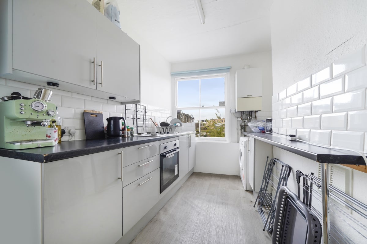 Flat Hazellville Road in Greater London