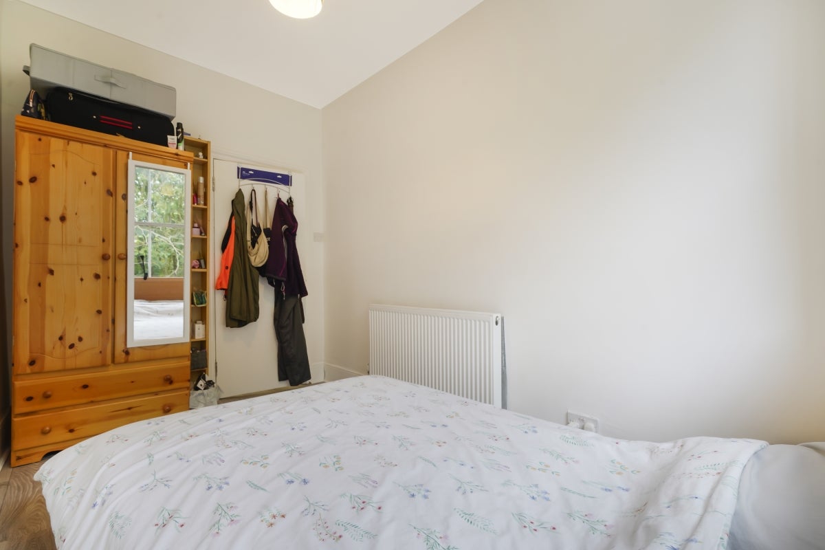 Flat Hazellville Road in Greater London