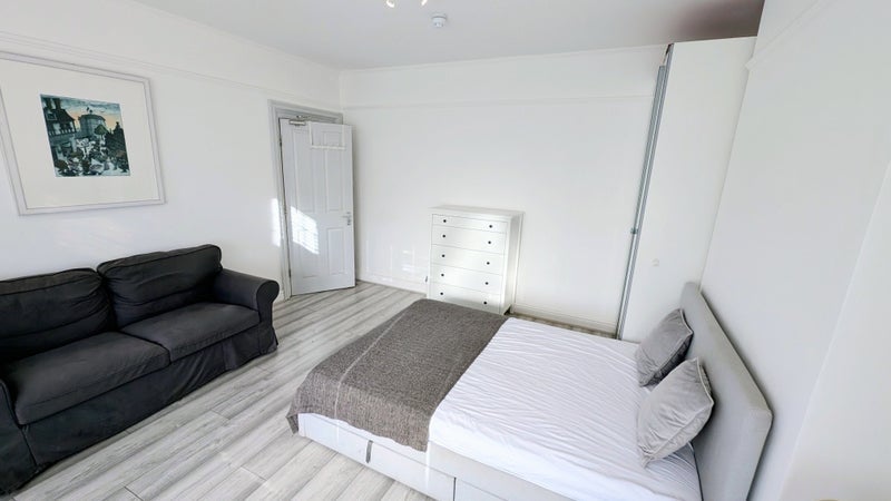 Room Dolphin Road in Slough