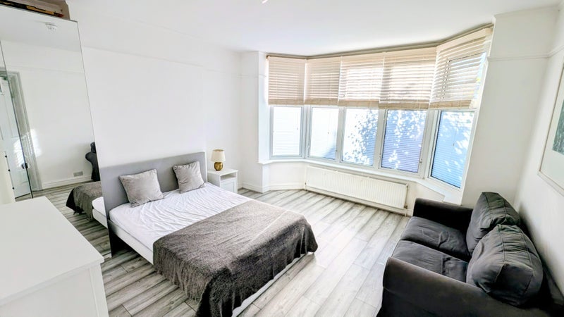 Room Dolphin Road in Slough