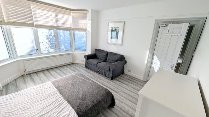Room Dolphin Road in Slough