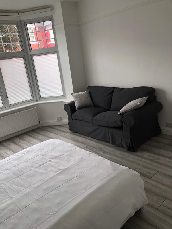 Room Dolphin Road in Slough