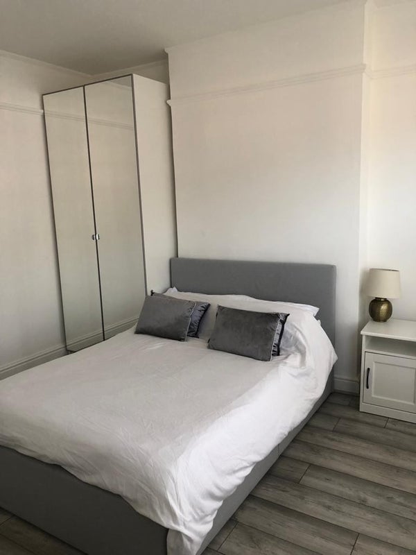 Room Dolphin Road in Slough