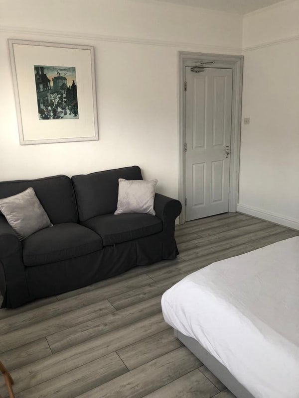 Room Dolphin Road in Slough